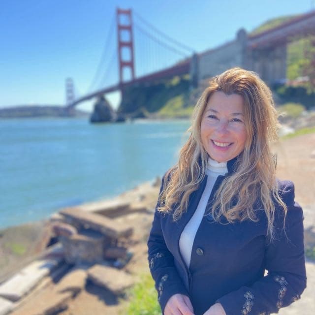 Milena Gross, Bay Area Real Estate Advisor, at the Golden Gate Bridge, San Francisco